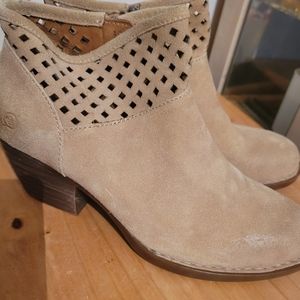 Women's Born light ginger boots. SIZE 9.5 M Like New